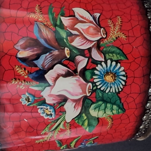 VGT,Floral Hollywood Regency Urn Shaped Red Decorative Tin with Lid. - Picture 8 of 11
